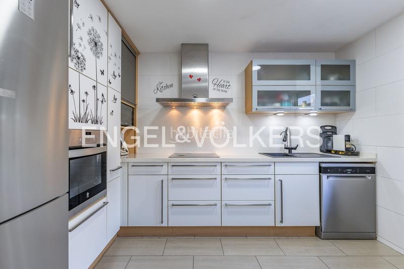 Foto 94ba3350-2a91-4ac4-8a17-ff96e64fd8c2. Casa  adosada esquinera con piscina comunitaria en Cerdanyola del Vallès