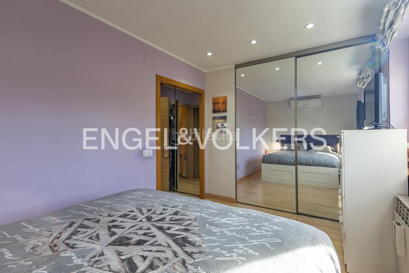 Foto 957fe9a8-43af-4ee6-85ec-580f544c1c5d. Casa  adosada esquinera con piscina comunitaria en Cerdanyola del Vallès