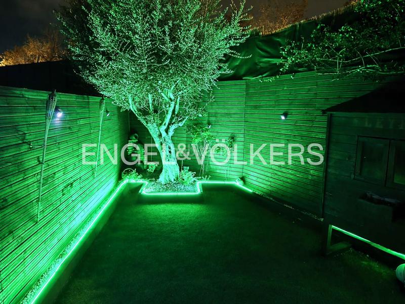 Foto 95ca5874-7211-42c4-966b-d070caa1340a. Casa  adosada esquinera con piscina comunitaria en Cerdanyola del Vallès