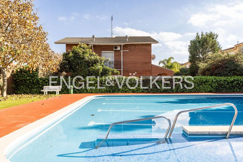 Foto 9a2eecce-56f1-431d-8073-7c5e5db0462f. Casa  adosada esquinera con piscina comunitaria en Cerdanyola del Vallès