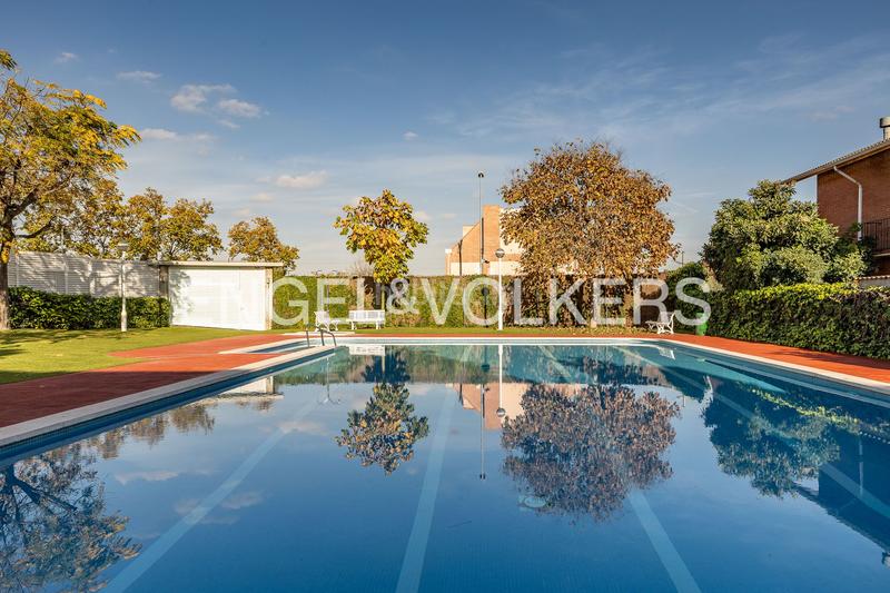 Foto 9af5318d-7716-4944-814f-60712e835e3b. Casa  adosada esquinera con piscina comunitaria en Cerdanyola del Vallès