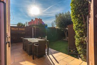 Casa  Carrer de la lluna. Casa adosada esquinera con piscina comunitaria