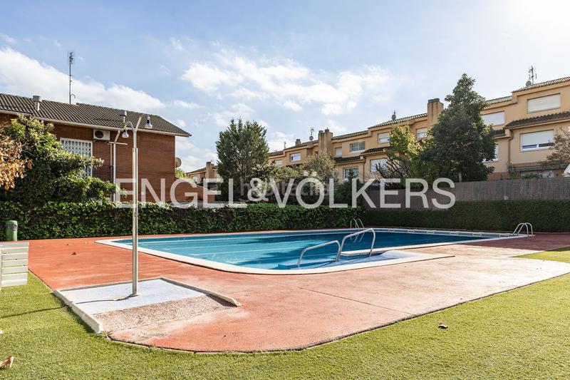 Foto a8d0c339-a372-4d0f-b6da-7fa8f426f181. Casa  adosada esquinera con piscina comunitaria en Cerdanyola del Vallès