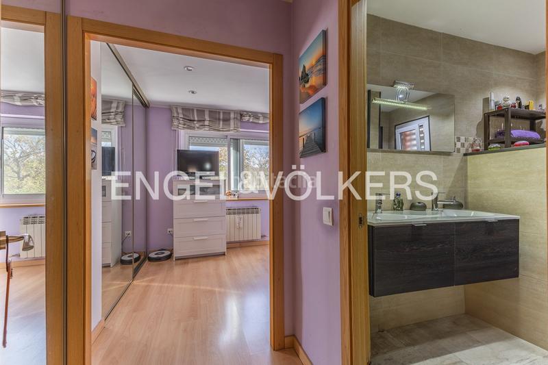 Foto a9d2bacf-82e9-40d7-93b1-d0af56be34ea. Casa  adosada esquinera con piscina comunitaria en Cerdanyola del Vallès