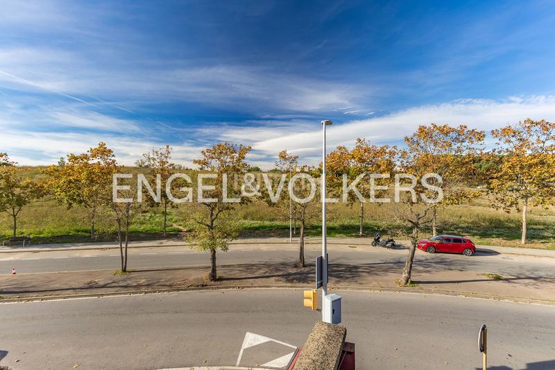 Foto acabb786-cdb1-4602-bfa9-72219e433536. Casa  adosada esquinera con piscina comunitaria en Cerdanyola del Vallès