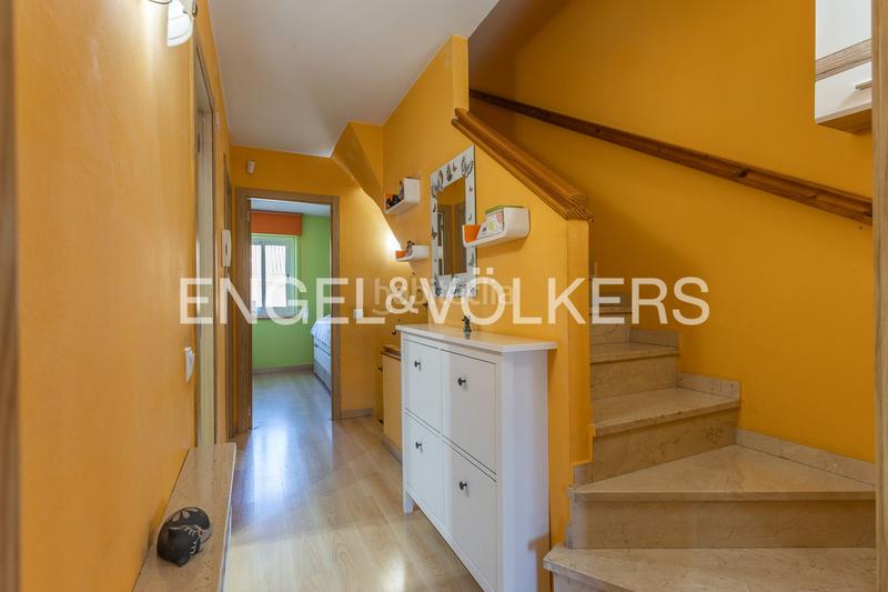 Foto b0dddfc9-ec2b-40a1-a090-91e61cf7be5a. Casa  adosada esquinera con piscina comunitaria en Cerdanyola del Vallès