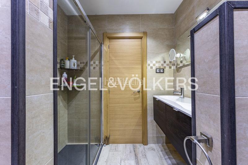 Foto b223f75d-2290-4fa6-98c2-afc5fd0d26fb. Casa  adosada esquinera con piscina comunitaria en Cerdanyola del Vallès