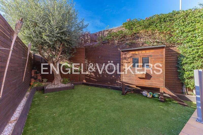 Foto b3a38708-4e7e-4f02-b548-04bc26046c45. Casa  adosada esquinera con piscina comunitaria en Cerdanyola del Vallès