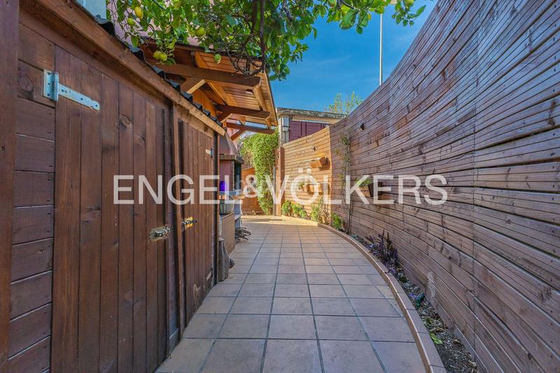 Foto b733ec2a-a624-4c71-8b07-9735cc354899. Casa  adosada esquinera con piscina comunitaria en Cerdanyola del Vallès