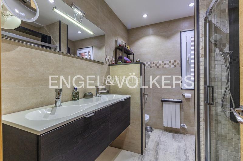 Foto b97a585e-c096-4589-a048-cc10d44a0c85. Casa  adosada esquinera con piscina comunitaria en Cerdanyola del Vallès