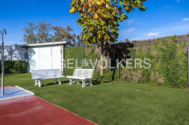 Foto ba2e1e88-203d-4bad-8065-a604fbf6c961. Casa  adosada esquinera con piscina comunitaria en Cerdanyola del Vallès