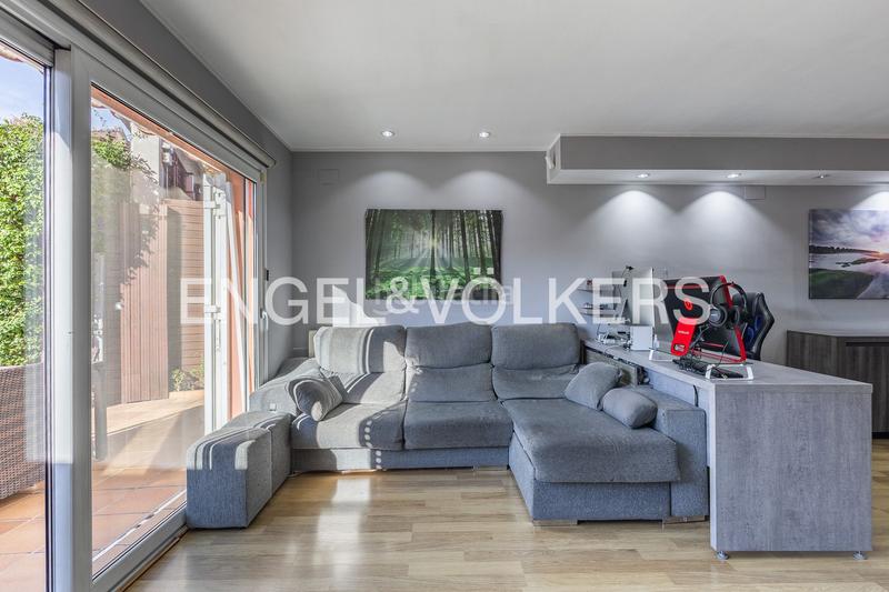 Foto bd8975e9-b09f-4804-9f4a-84694c9419db. Casa  adosada esquinera con piscina comunitaria en Cerdanyola del Vallès