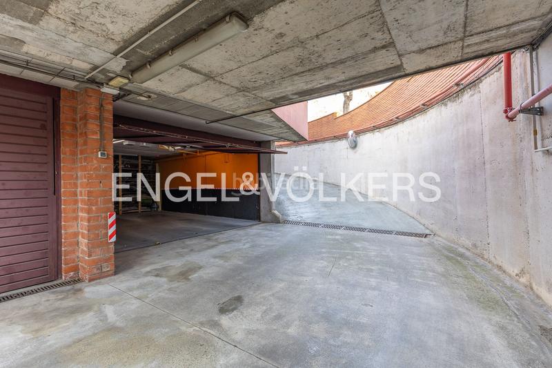 Foto cb8689b8-4b62-4ec3-a39f-c786a4cb8556. Casa  adosada esquinera con piscina comunitaria en Cerdanyola del Vallès