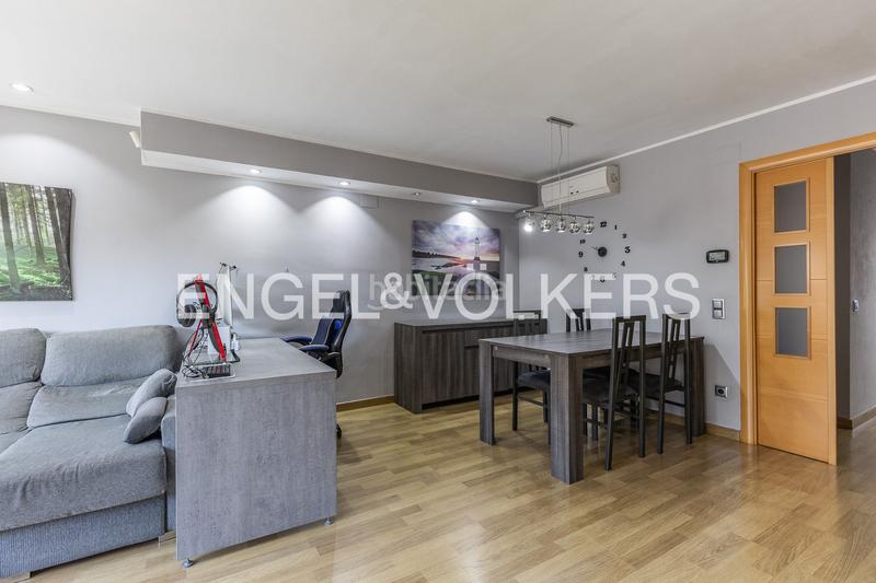 Foto cd17e179-76c8-4791-97aa-2dc0dcefdfad. Casa  adosada esquinera con piscina comunitaria en Cerdanyola del Vallès