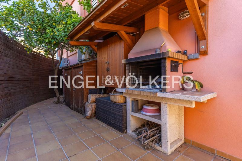 Foto e0f18c2a-9ae4-4600-9f72-82df18960c80. Casa  adosada esquinera con piscina comunitaria en Cerdanyola del Vallès