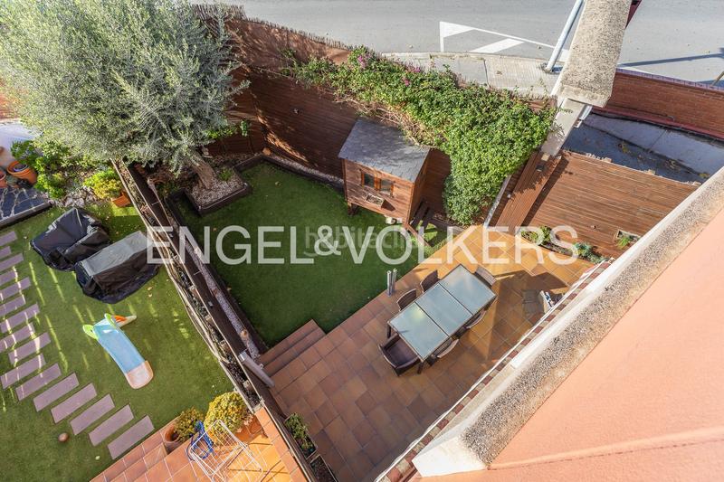 Foto ed717778-f696-4e6b-898d-2fe15ba166fd. Casa  adosada esquinera con piscina comunitaria en Cerdanyola del Vallès