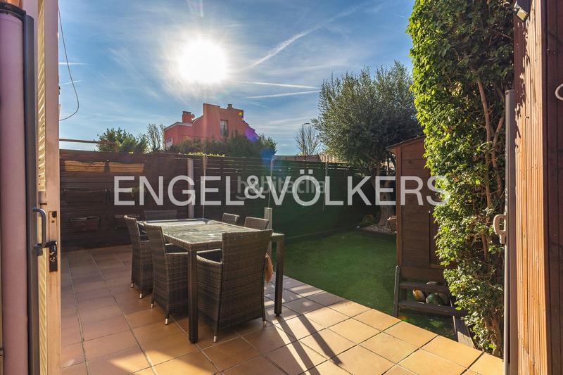 Foto f5d55002-18b3-4e9c-8576-53654d8640e6. Casa  adosada esquinera con piscina comunitaria en Cerdanyola del Vallès