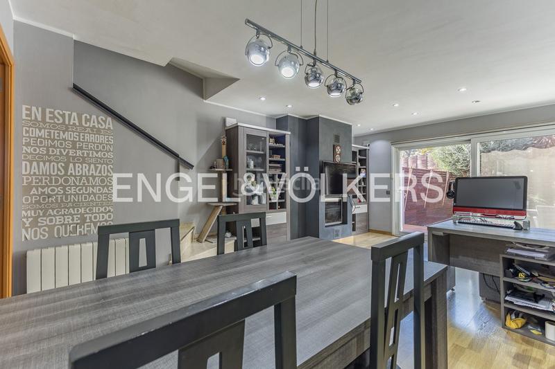 Foto f90de150-097a-4bfe-b57d-09cc4bf12f30. Casa  adosada esquinera con piscina comunitaria en Cerdanyola del Vallès