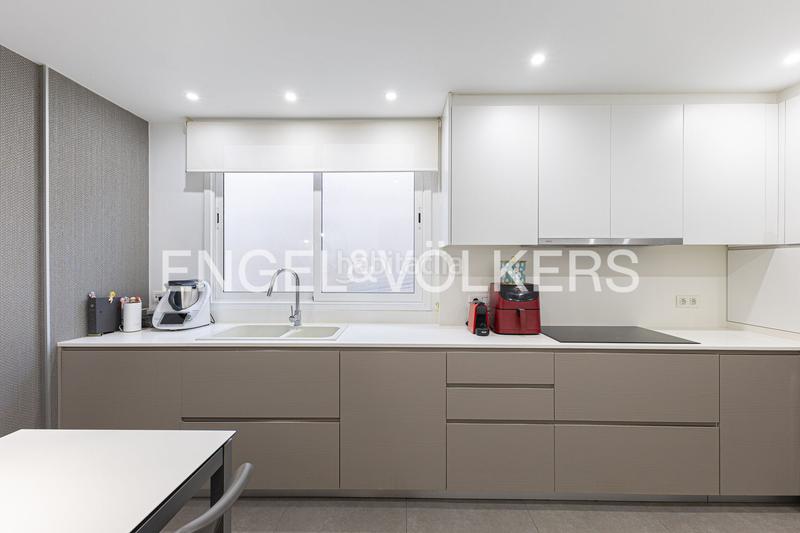 Foto 27ef8cb7-f4b6-49b7-b9d3-f6f2fcbd54b2. Apartamento piso alto y reformado en calle calabria en Barcelona