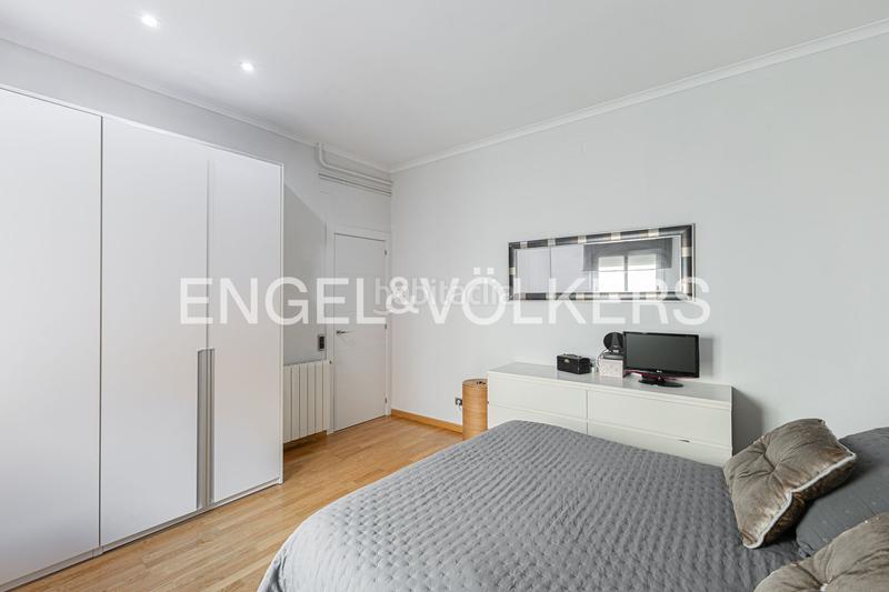 Foto 2e1684bf-b5d9-4daf-97c6-373f424a2a50. Apartamento piso alto y reformado en calle calabria en Barcelona