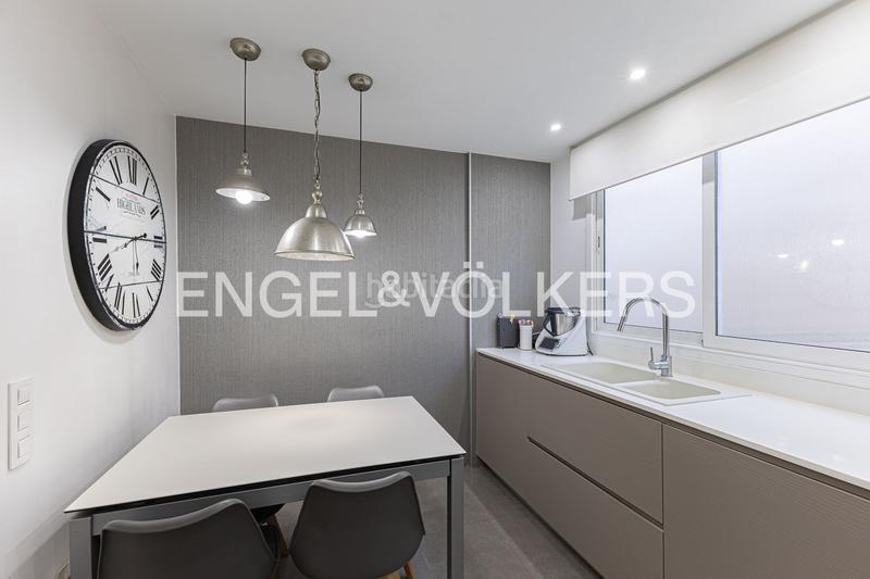 Foto 5238b0b2-9051-4904-bb38-6c012fa46c31. Apartamento piso alto y reformado en calle calabria en Barcelona