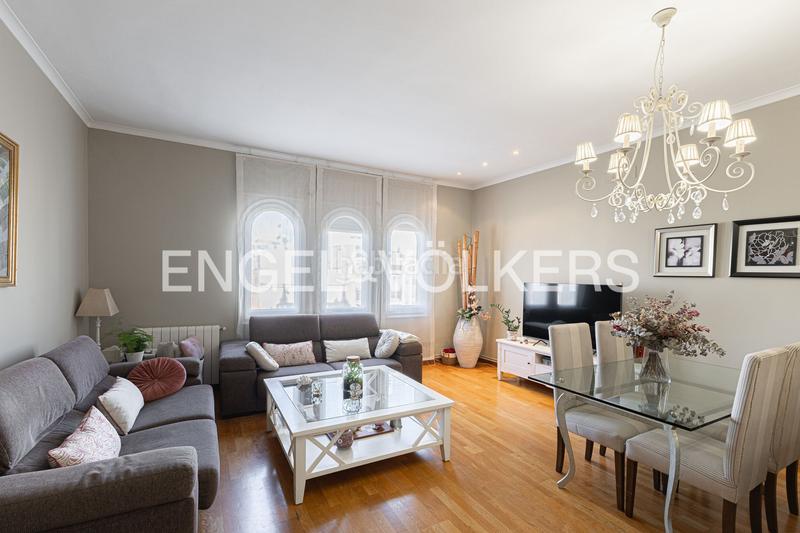 Foto 876d352d-d2bc-4859-ac33-a094dbe2c7c4. Apartamento piso alto y reformado en calle calabria en Barcelona