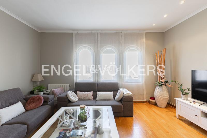 Foto 95a7dc9d-84fd-487a-b838-62030f9fd2c2. Apartamento piso alto y reformado en calle calabria en Barcelona
