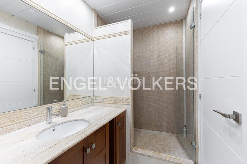 Foto c6c33783-1635-4247-939a-fc109cb650f5. Apartamento piso alto y reformado en calle calabria en Barcelona
