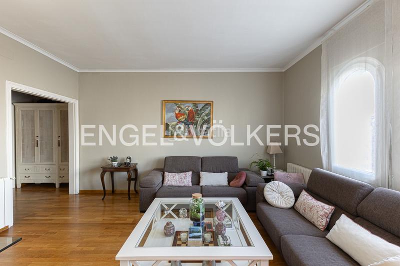 Foto d4a966a5-7b9b-45ac-943b-f15e52758624. Apartamento piso alto y reformado en calle calabria en Barcelona