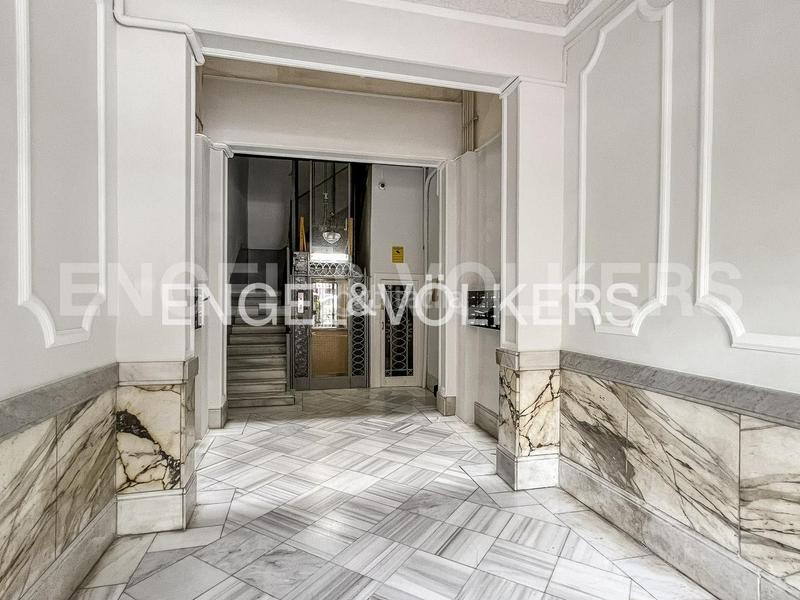 Foto eaaab9e1-e1de-402a-b181-d85d2b470a1a. Apartamento piso alto y reformado en calle calabria en Barcelona