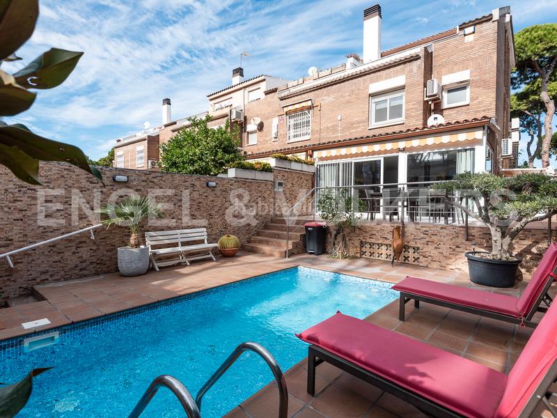 Foto b275bd4f-eb07-46f0-86d8-070bf2f50ab0. Alquiler casa  adosada con excelente ubicación en La Pineda en Castelldefels