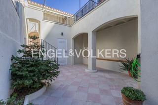 Maison à Ca n'Aurell. Casa en el centro con un diseño históricomoderno