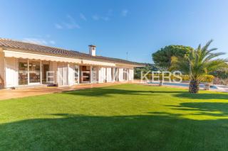 Casa in Urbanitzacions. Casa de una sola planta con vistas al mar en mataró