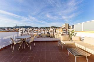 Alquiler Ático en Vila de Gràcia. Oasis de lujo con terraza panorámica en el corazón de gracia