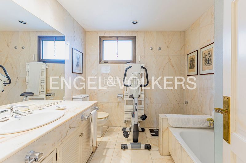 Foto c2d90439-d9ae-4964-9bcb-ef69195ba897. Pis amb calefacció aparcament piscina a Pedralbes Barcelona
