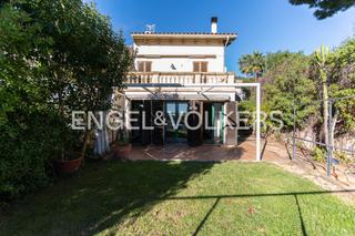 Casa adossada a Premià de Dalt. Acogedora casa con jardin en nucli antic