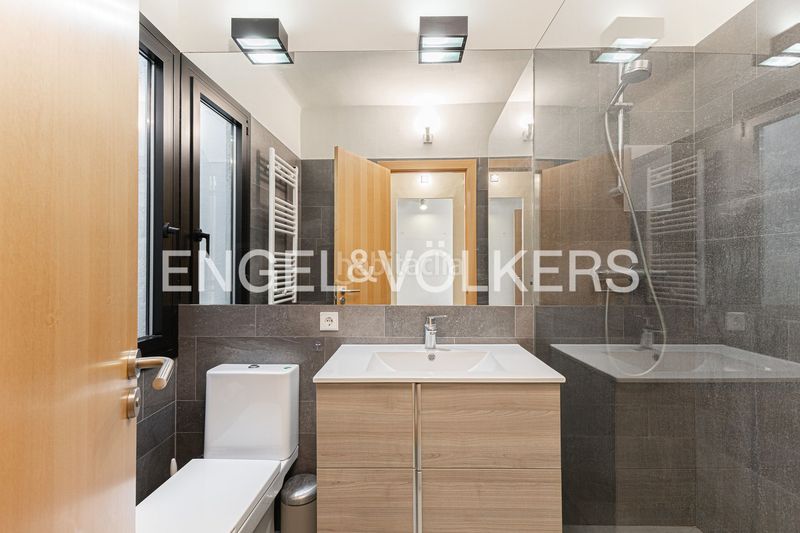 Foto 59c59a08-e554-477c-a10b-8fdae899d71d. Casa amb calefacció a Sants Barcelona