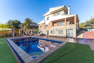 Casa a Can Llobateres-Can Pallars. Gran casa con piscina y jardín en sant quirze del vallès
