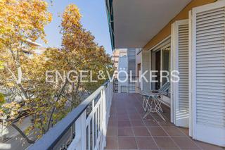 Appartement à Tres Torres. Amplio piso  a reformar  todo exterior en el passeig de la bonan