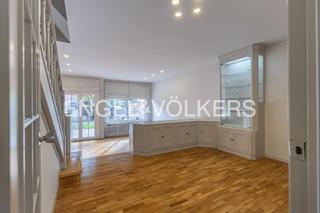 Haus in Eixample. Exclusiva casa adosada con jardín privado y terrazas en leixampl