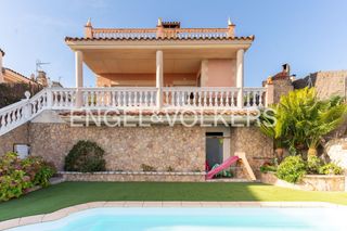Haus in Calella. Paraíso costero de lujo con vistas al mar en calella, costa del