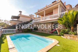 Maison à Calella. Paraíso costero de lujo con vistas al mar en calella, costa del