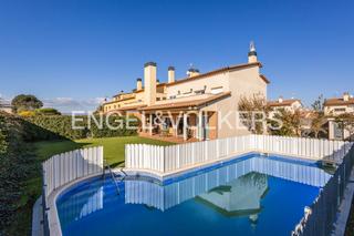 Casa a Olèrdola. Casa adosada esquinera con piscina y gran parcela