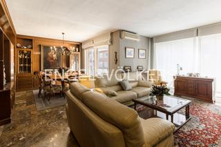 Apartamento en Putget - Farró. Acogedor piso exterior frente plaza folguera