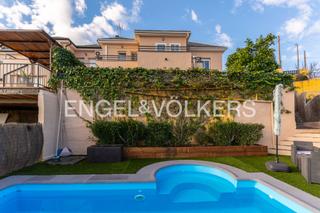 Maison jumelée à Sant Cebrià de Vallalta. Casa con piscina y vistas panorámicas  de las montañas