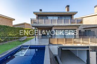 Casa in Vallromanes. Elegante unifamiliar en centro de vallromanes