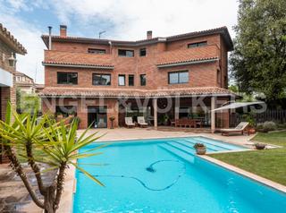 Casa a Valldoreix. Magnífica casa de cuatro plantas en valldoreix