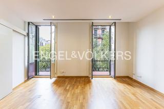 Apartamento en L´Antiga Esquerra de l´Eixample. Piso luminoso en finca regia esquinera del eixample