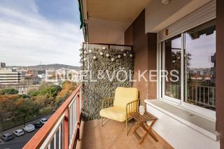 Appartement à El Parc i la Llacuna del Poblenou. Piso con balcón, alto y soleado, cerca de ciudadela