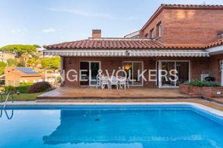 Casa a Caldes d´Estrac. Casa de lujo con vistas al mar y piscina en caldes destrac